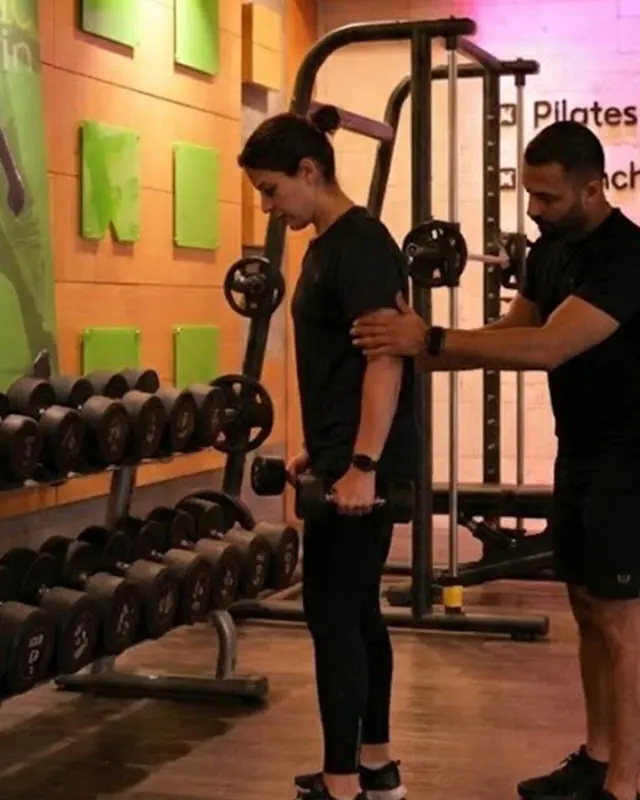 Antrenör eşliğinde çalışan üye