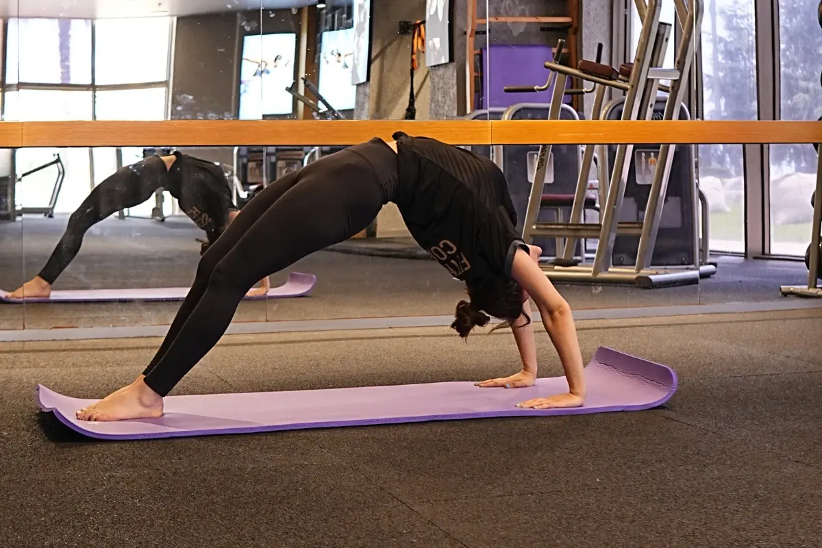 PrimeFit grup stüdyosunda yoga yapan üye